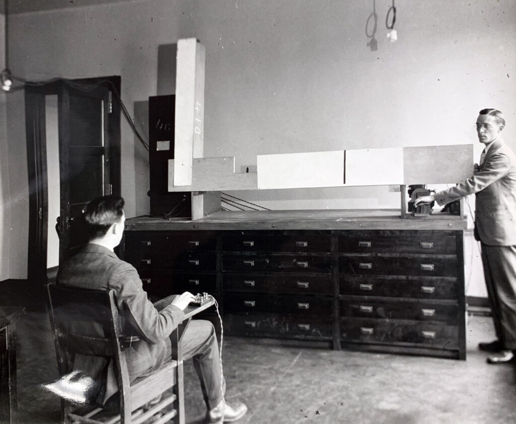 Photograph of a laboratory apparatus used in Forbes' driving research.